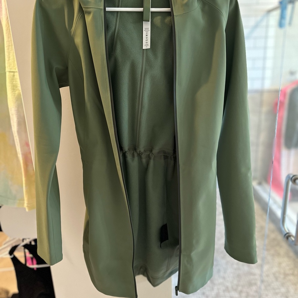 Lululemon rain jacket , fleece lined with internal drawstring size 4